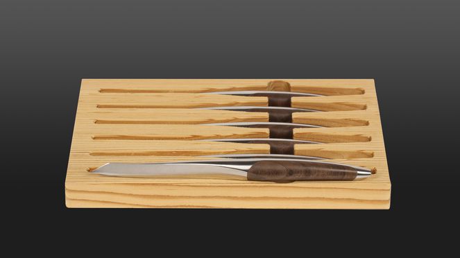 Walnut steak knives – 6 with wooden box